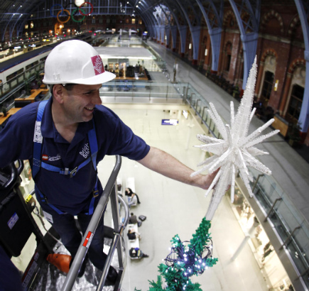 Gigantikus Lego Karácsonyfa a St. Pancras központban