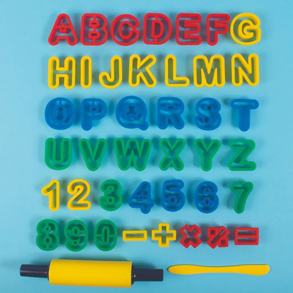 PlayBox: Műanyag gyurma formázó szett kiszúró formákka lés sodrófával 42 db-os kép 4