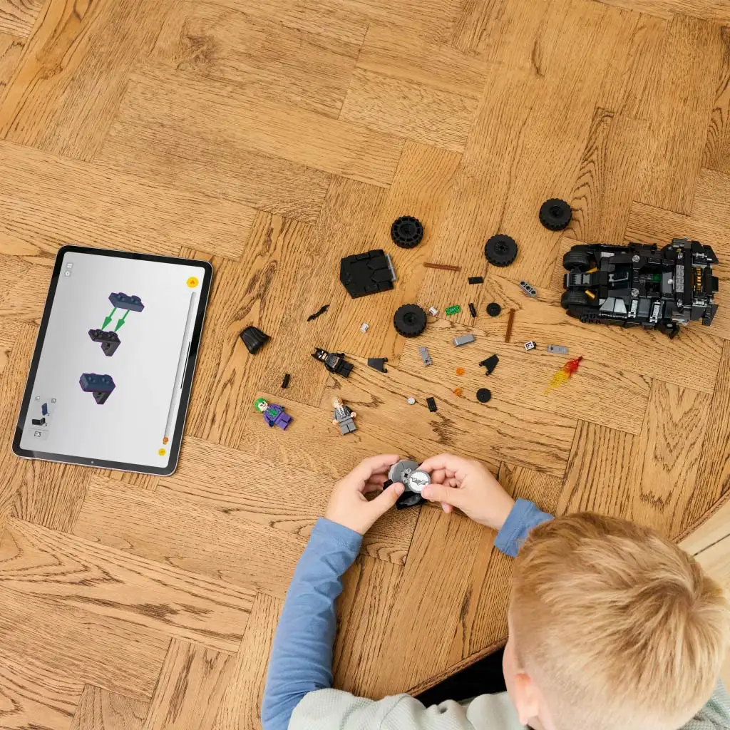 LEGO® Batman: Batman™ Tumbler vs. Kétarc™ és Joker™ (76303) kép 3