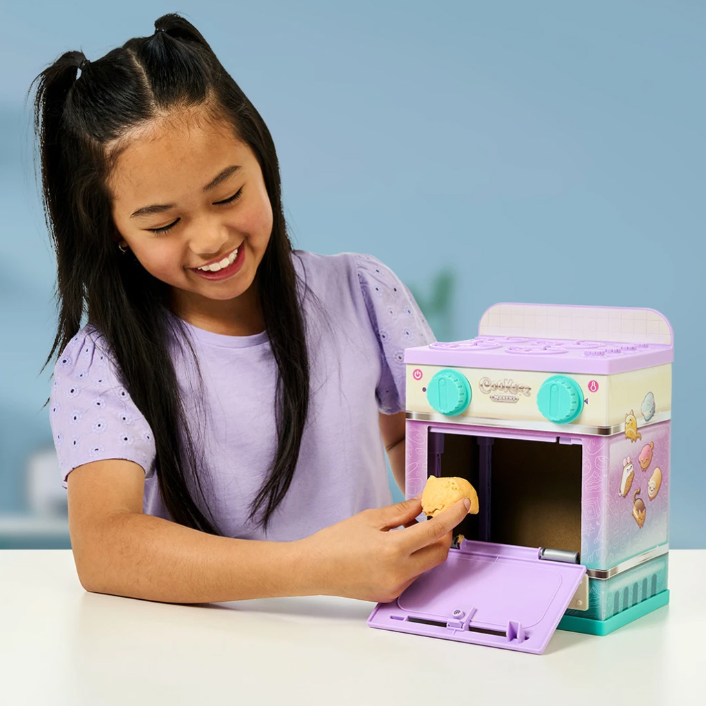 COOKEEZ Makery: Kis sütő játékszett meglepetés plüss állattal kép 5