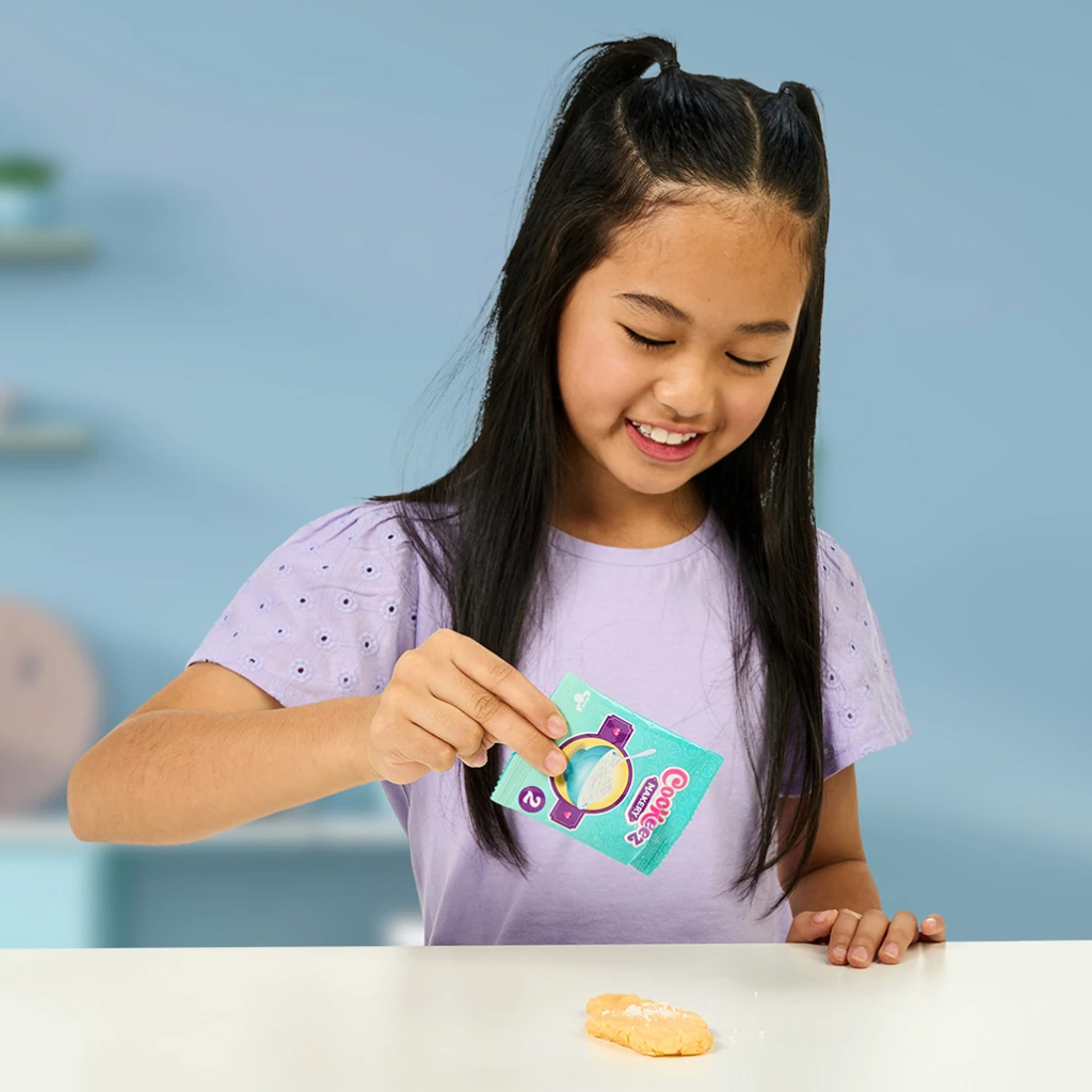 COOKEEZ Makery: Kis sütő játékszett meglepetés plüss állattal kép 6