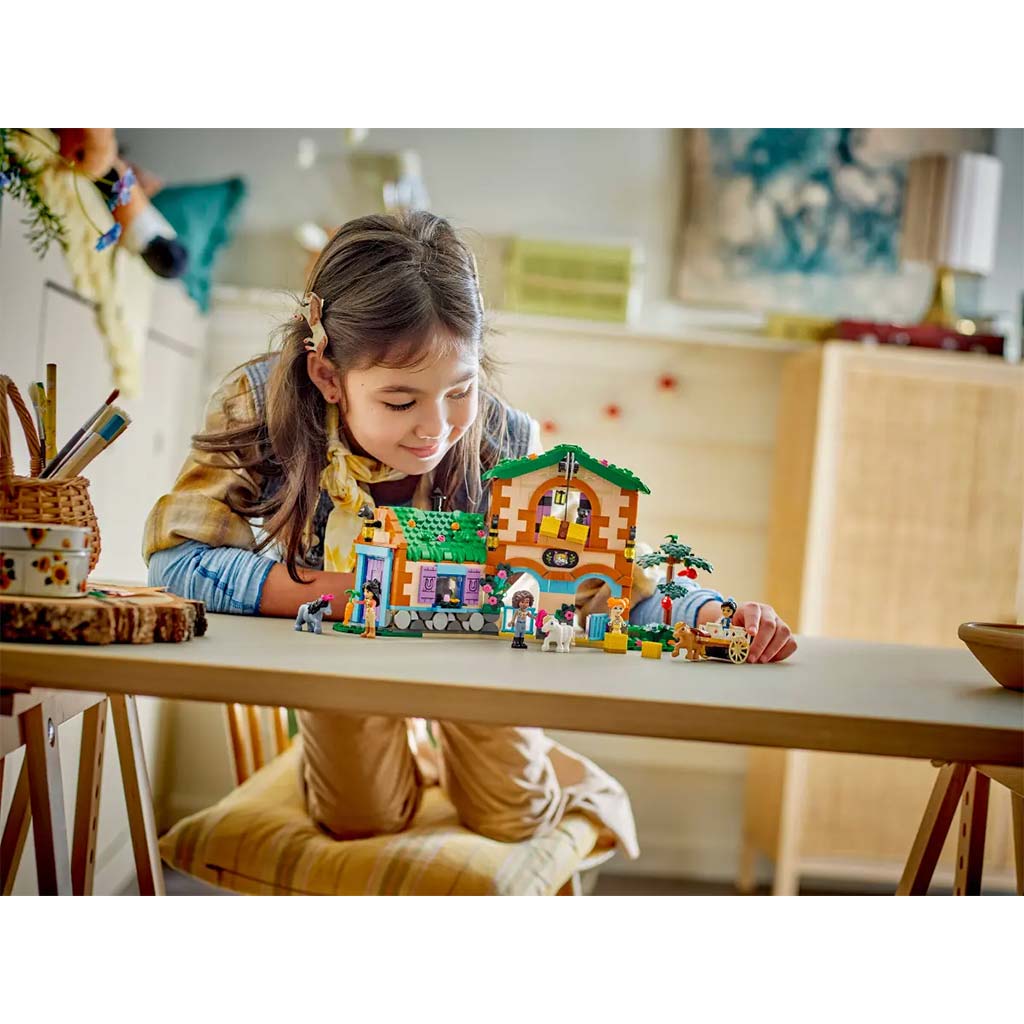 LEGO® Friends: Pónifarm és istálló (42654) kép 7