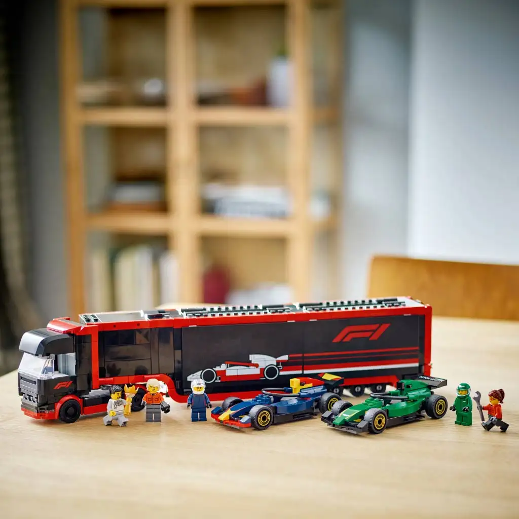 LEGO® City: F1®-es kamion, RB20 és AMR24 F1®-es autókkal (60445) kép 3