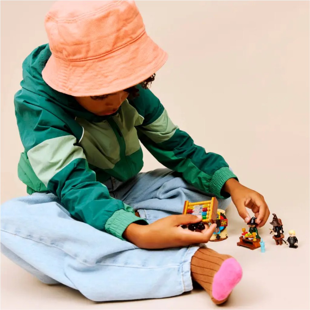 LEGO® Harry Potter: Roxfort™ kastély: A Teszlek Süveg kiválasztási ceremóniája (76460) kép 5