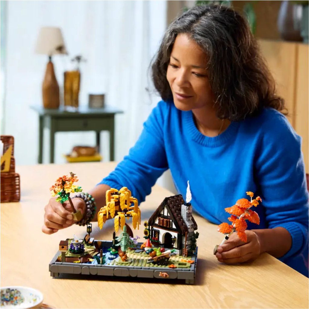 LEGO® Icons: Őszi kert házikóval (11372) kép 4