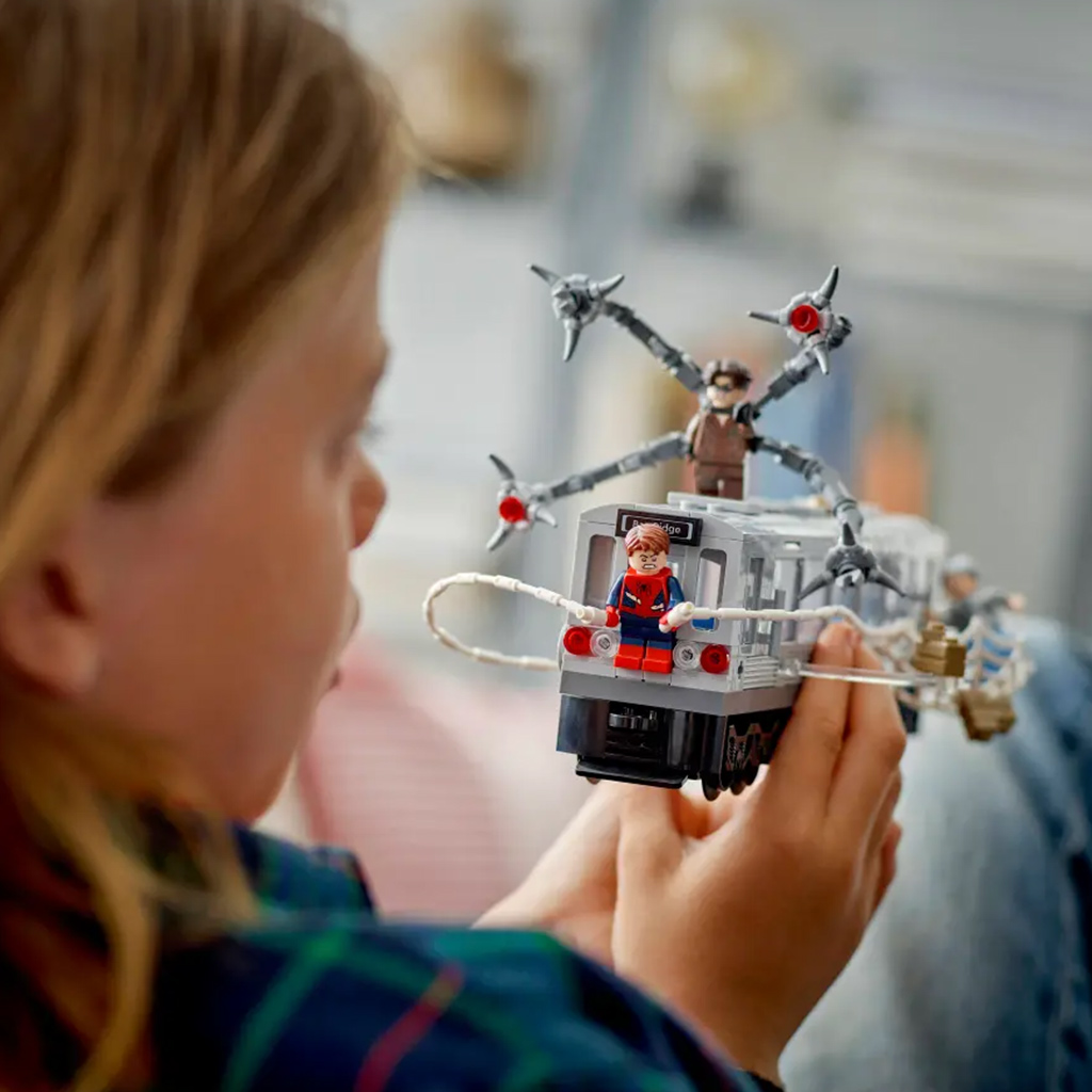 LEGO® Marvel: Pókember és Doc Ock csatája a metrókocsiban (76321) kép 5