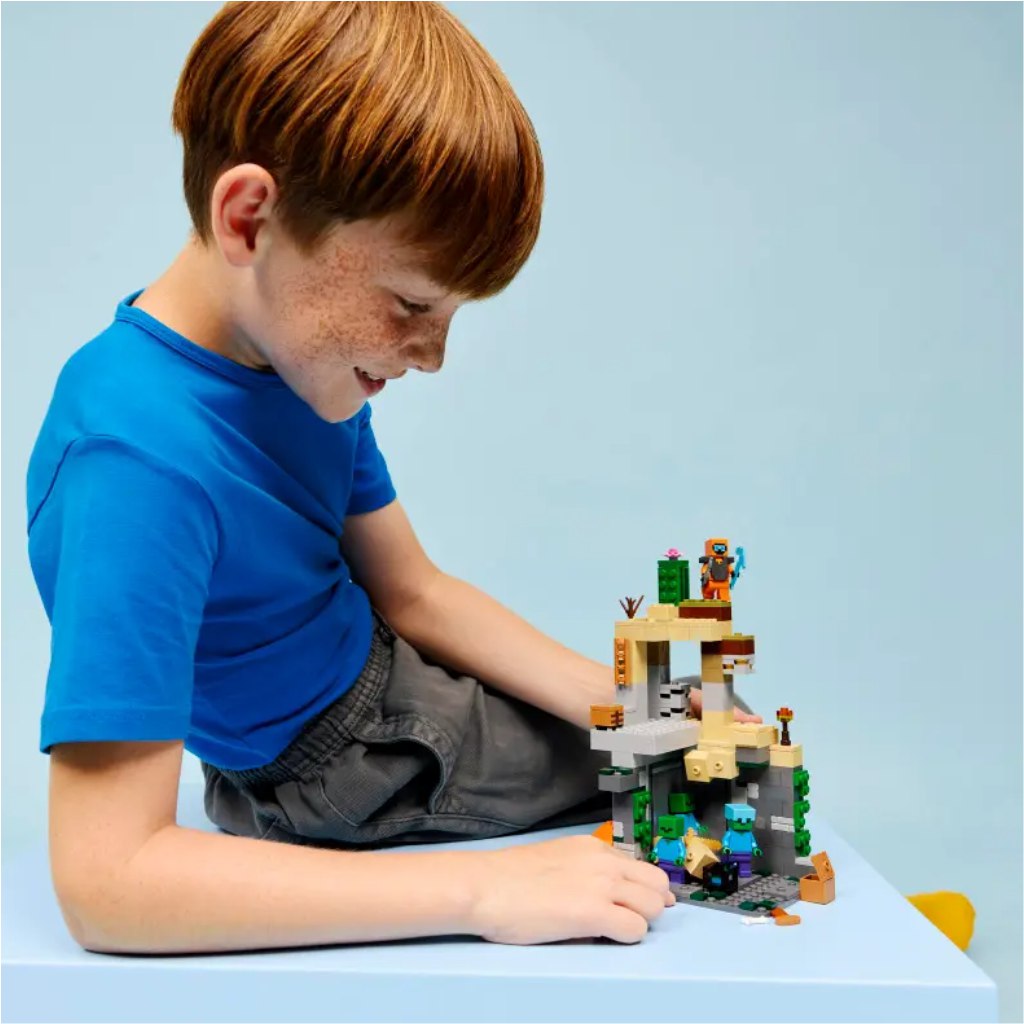 LEGO® Minecraft: Zombikazamata (21587) kép 4