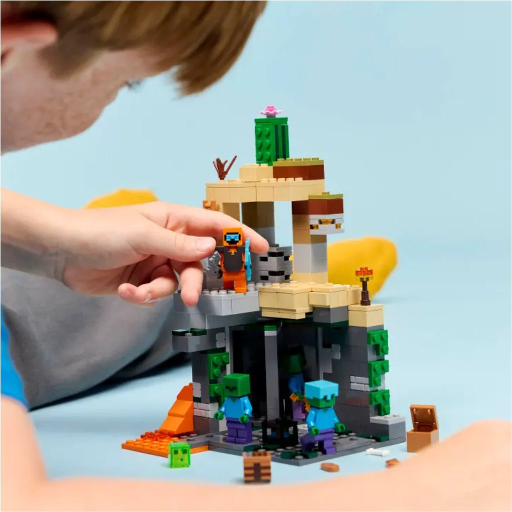 LEGO® Minecraft: Zombikazamata (21587) kép 5
