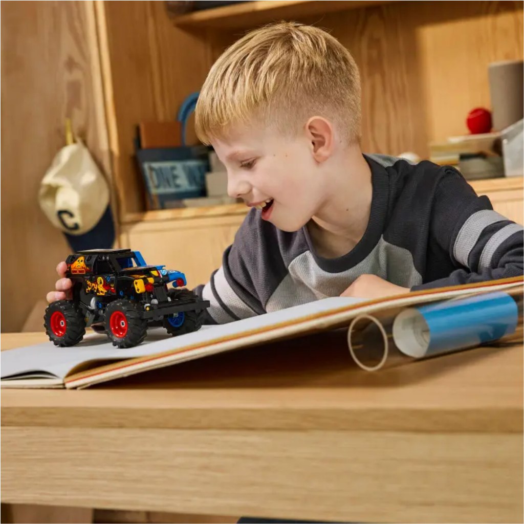 LEGO® Technic: Monster Jam™ Grave Digger™ tűz és jég (42219) kép 5