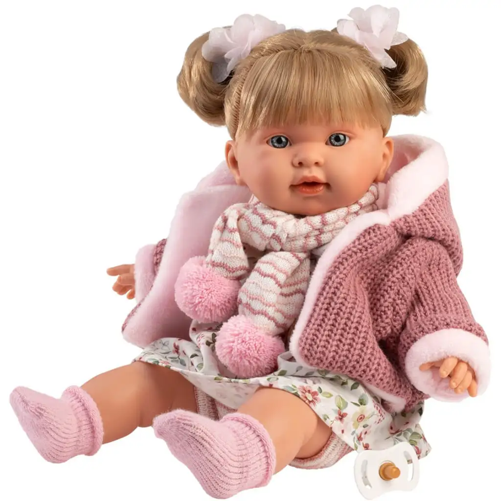 Llorens: Alexandra 42cm-es síró baba cumival rózsaszín kötött kabátban és virágos szoknyában kép 2