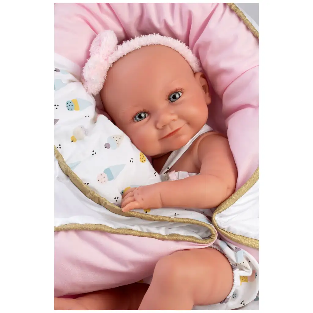 Llorens: Nica 40cm-es újszülött baba fagyi mintás ruhában ágyikóval kép 3