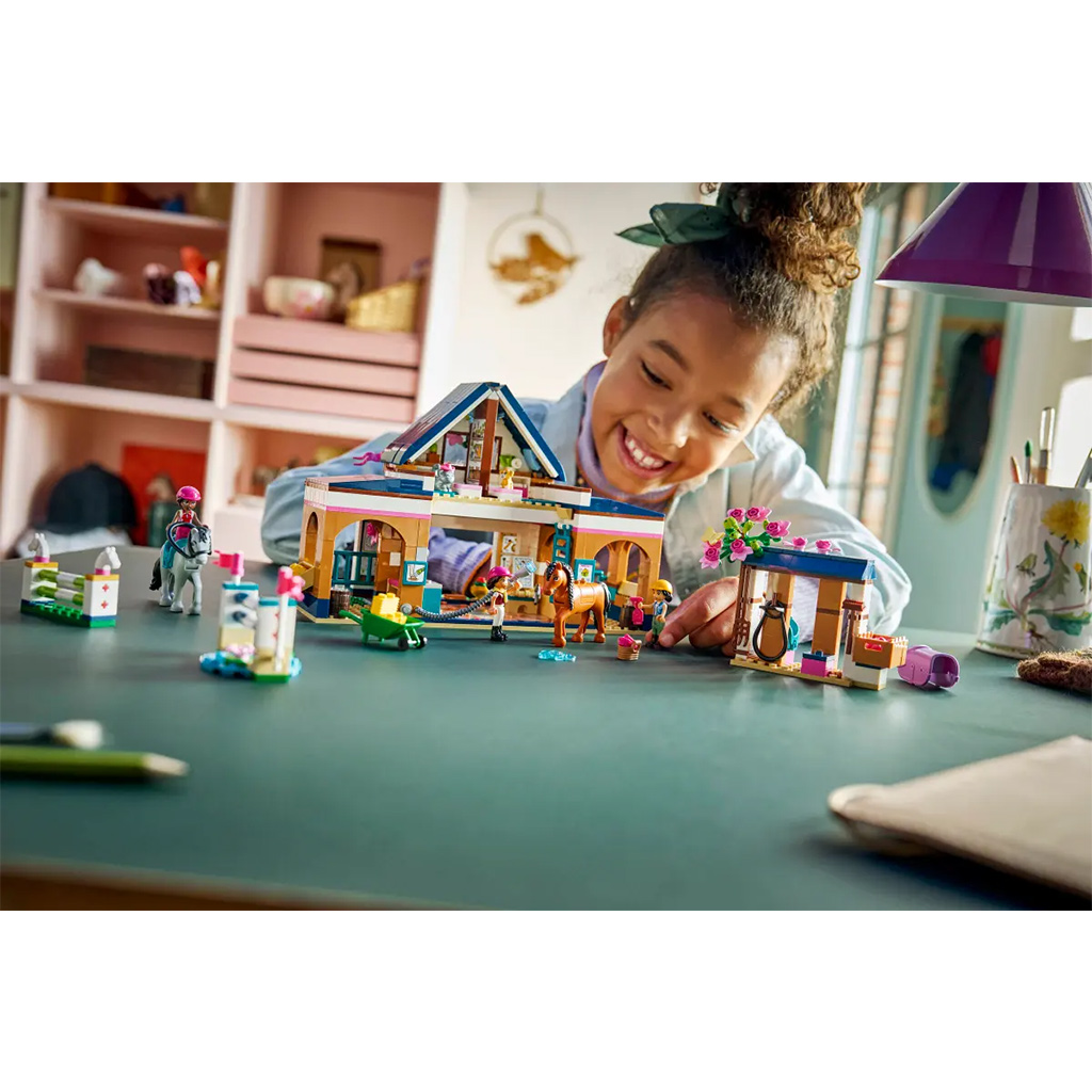 LEGO® Friends: Lovarda és lovasiskola (42688) kép 8