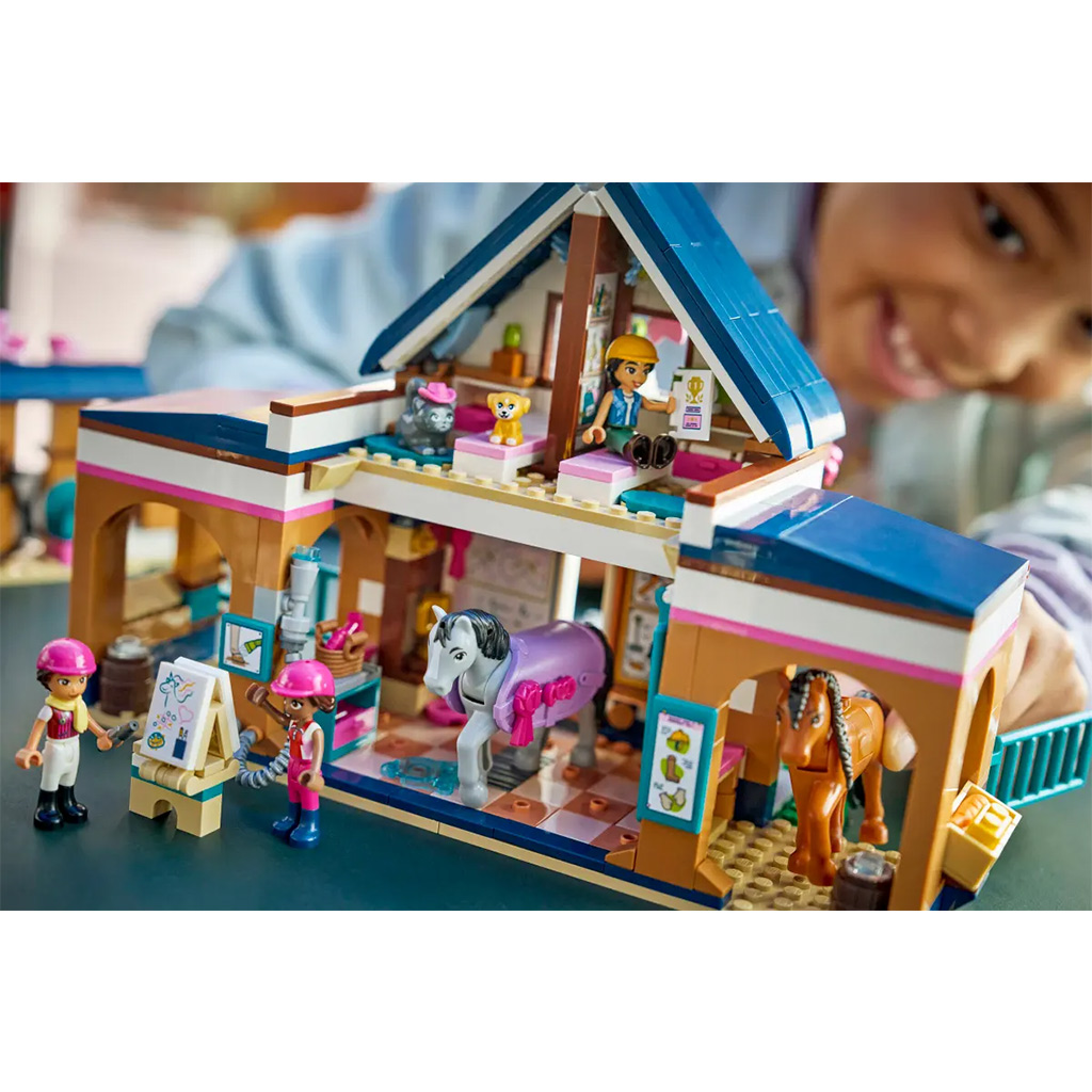 LEGO® Friends: Lovarda és lovasiskola (42688) kép 9