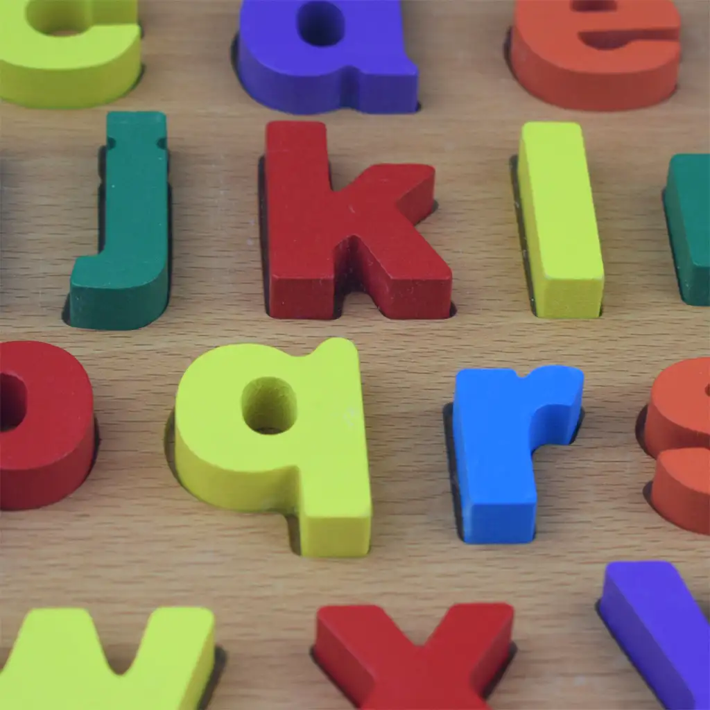 ABC színes fa kisbetű formakirakós 30x22cm kép 2