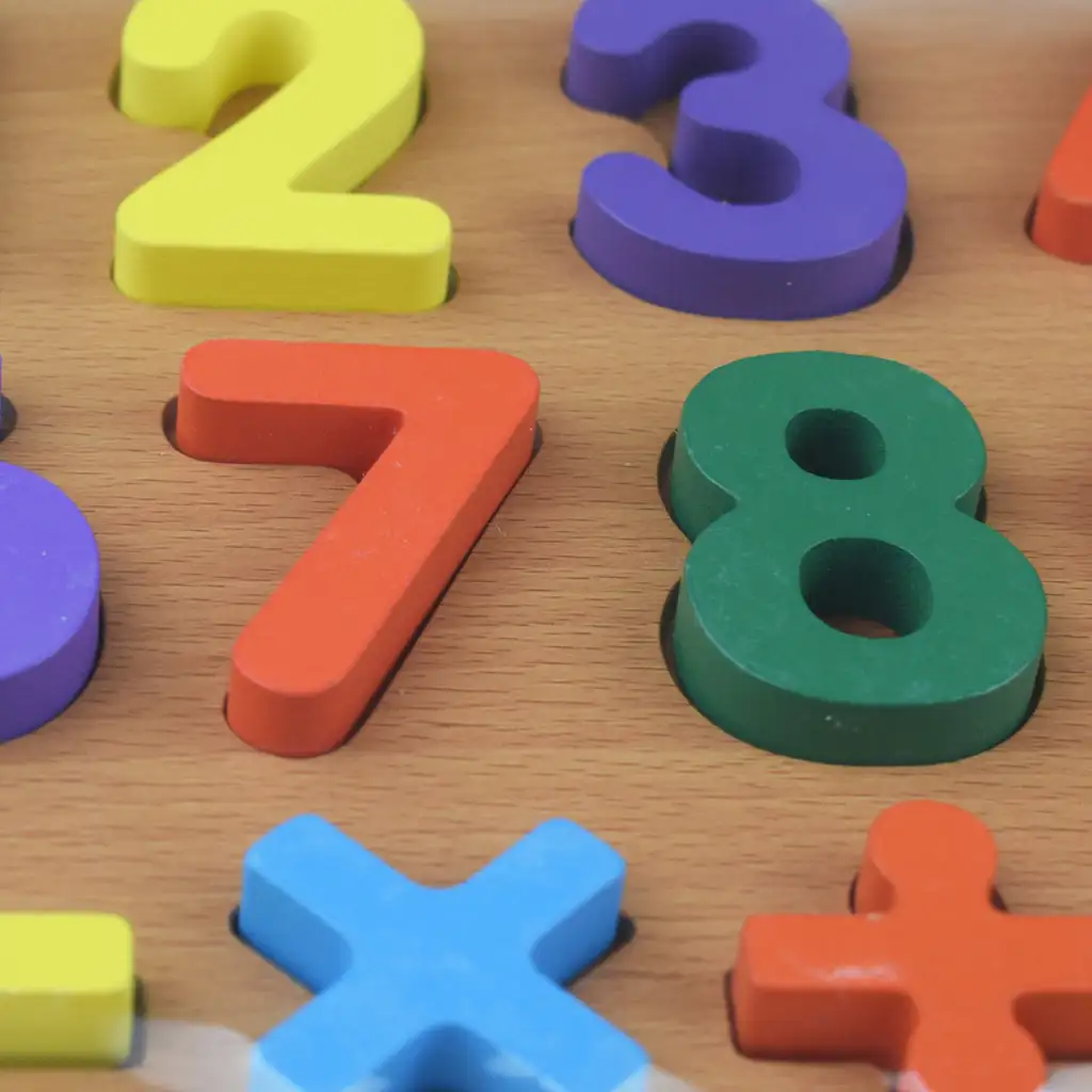 Színes számok fa formaillesztő játék 30x22cm kép 2