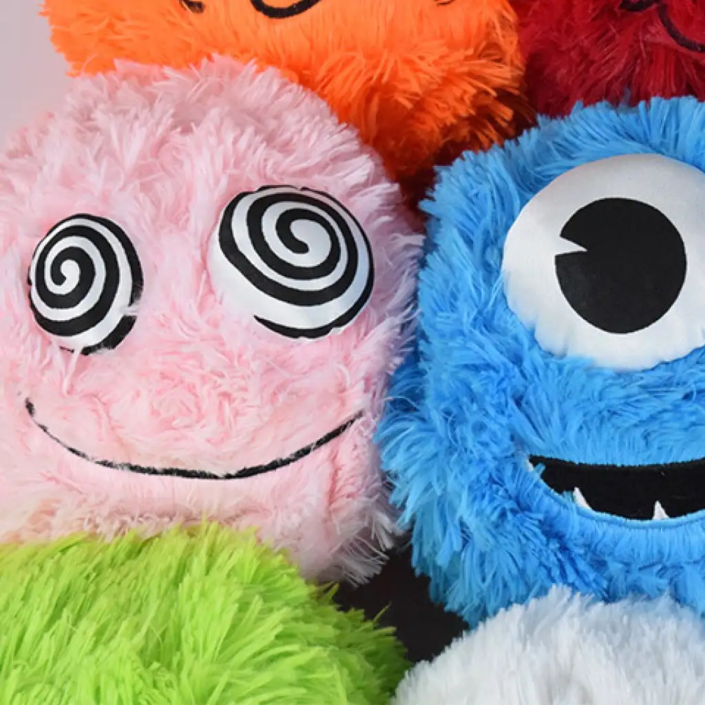 Fuzzy Monsters szőrös plüss labda többféle változatban 23cm kép 5