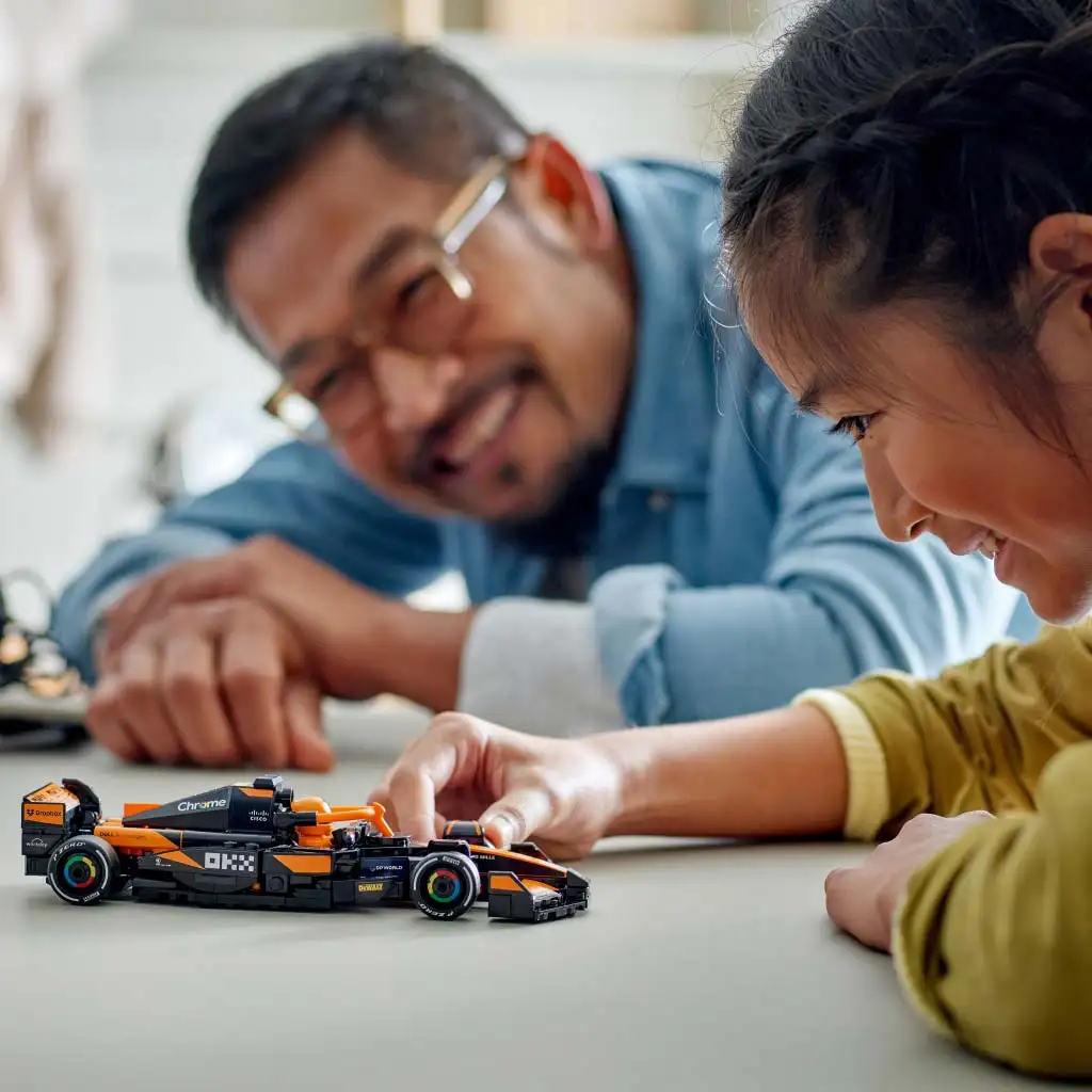 LEGO® Speed Champions: McLaren F1® Team MCL38 versenyautó (77251) kép 4