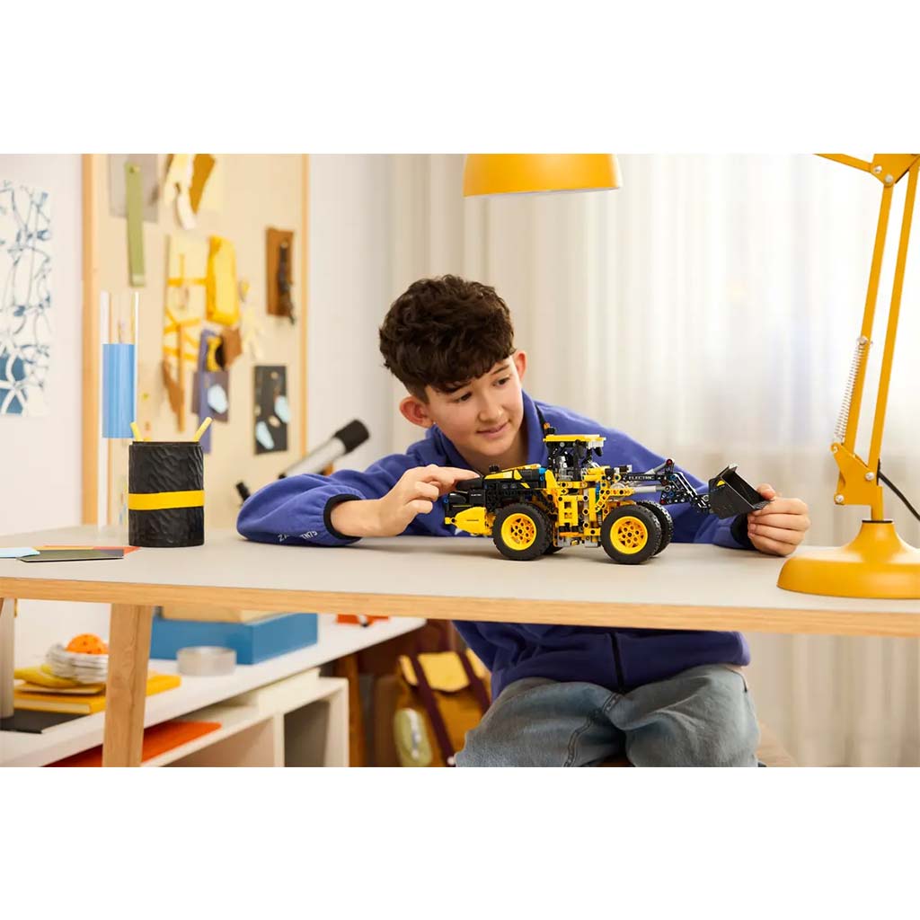 LEGO® Technic: Volvo L120 Electric kerekes rakodógép (42209) kép 7