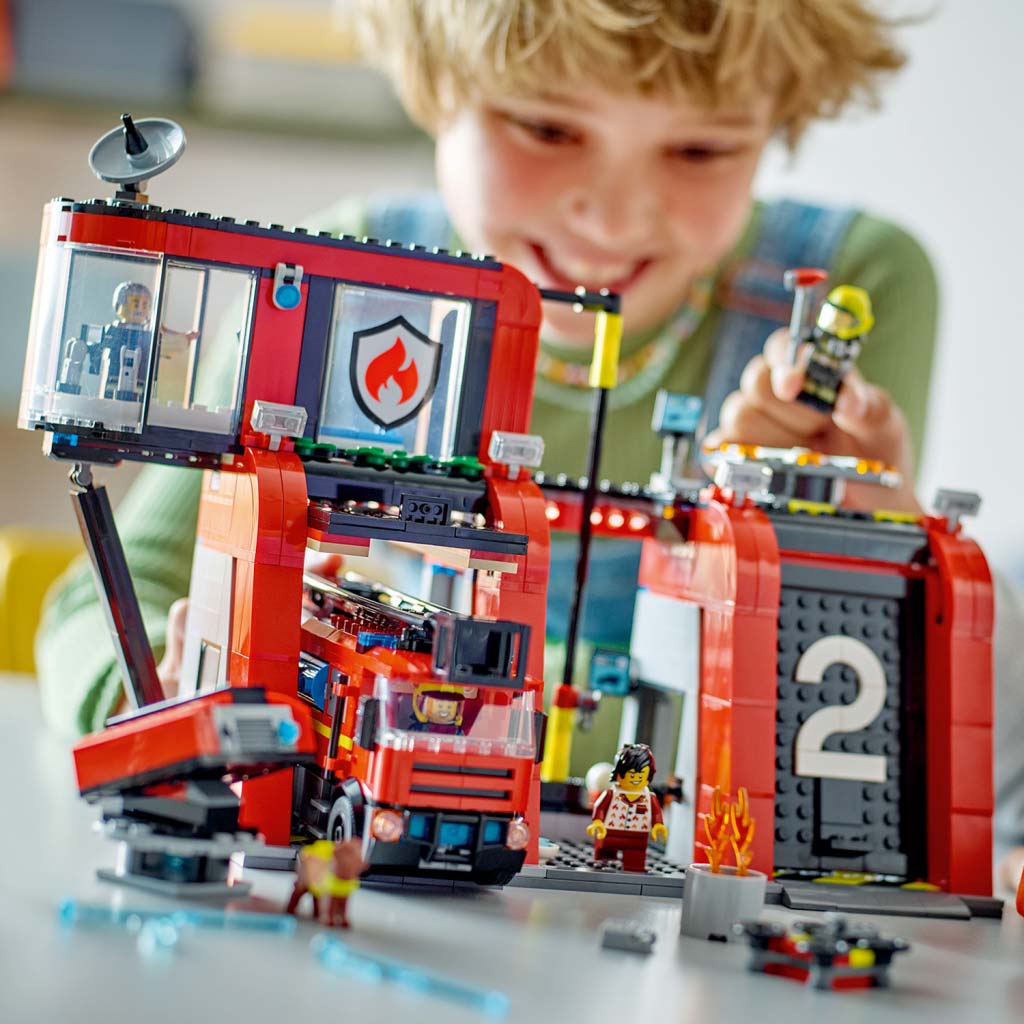 LEGO® City: Tűzoltóállomás és tűzoltóautó (60414) kép 5